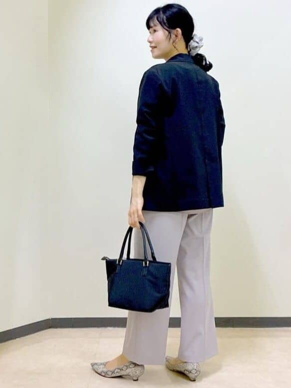 ブラウン系のシャツ/ブラウス、ブラウン系のその他パンツ、ブラック系のテーラードジャケットを着用したレディースの夏コーディネートの10枚目の写真