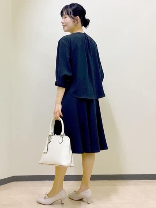 ブルー系のシャツ/ブラウス、ブルー系のスカート、ホワイト系のシャツ/ブラウスを着用したレディースの春コーディネートの4枚目の写真