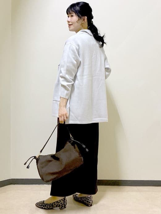 オレンジ系のシャツ/ブラウス、ブラック系のタンクトップ、ブラウン系のその他パンツを着用したレディースの秋コーディネートの10枚目の写真