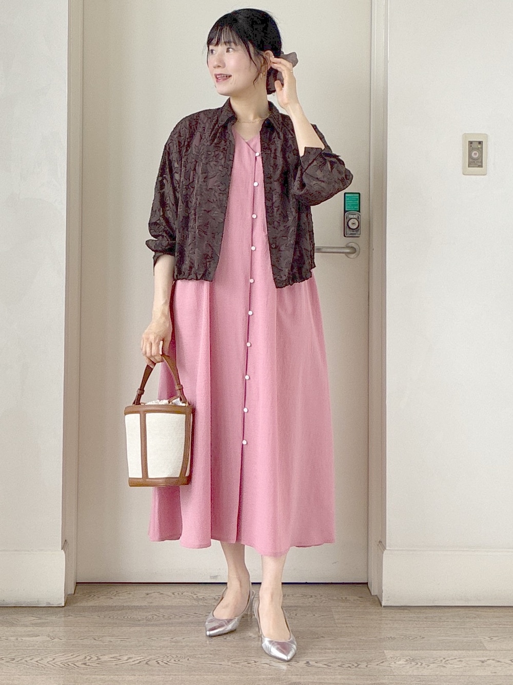 ブラウン系のシャツ/ブラウス、ピンク系のワンピース、ベージュ系のタンクトップを着用したレディースの夏コーディネートの8枚目の写真