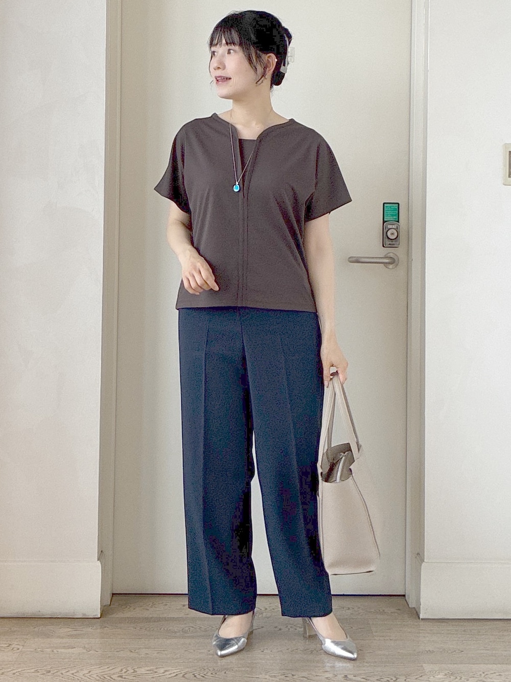 ブラウン系のTシャツ/カットソー、グリーン系のテーラードジャケット、ブルー系のその他パンツを着用したレディースの夏コーディネートの5枚目の写真