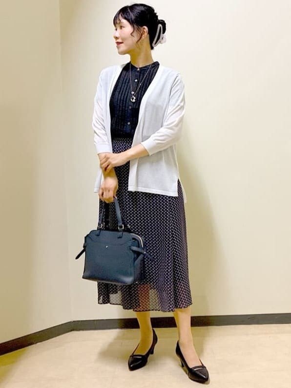 グレー系のカーディガン/ボレロ、ブラック系のシャツ/ブラウス、ブルー系のスカートを着用したレディースの夏コーディネートの5枚目の写真