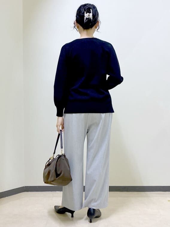 ブラック系のニット/セーター、グレー系のその他パンツ、ブラウン系のカーディガン/ボレロを着用したレディースの冬コーディネートの3枚目の写真
