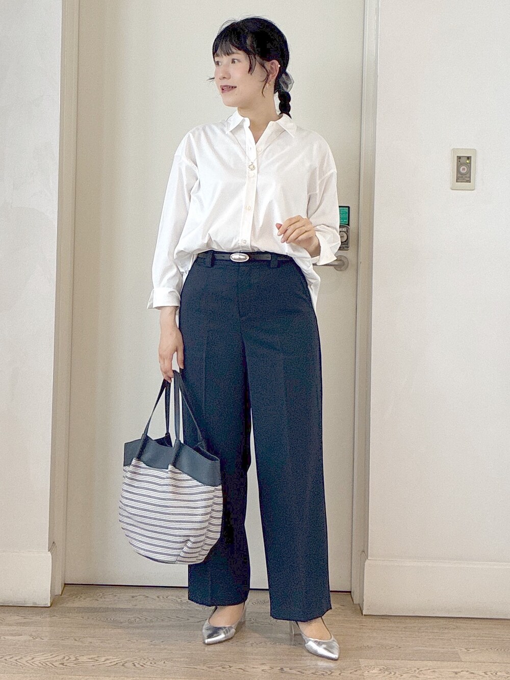 ホワイト系のシャツ/ブラウス、ベージュ系のタンクトップ、ブルー系のその他パンツを着用したレディースの春コーディネートの7枚目の写真