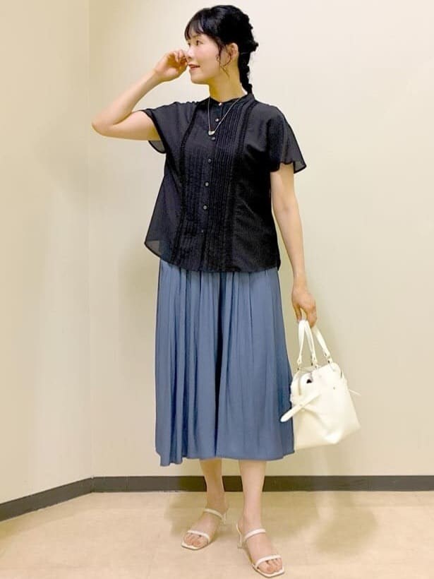 ブラック系のシャツ/ブラウス、ブルー系のその他パンツ、ホワイト系のトートバッグを着用したレディースの夏コーディネートの6枚目の写真