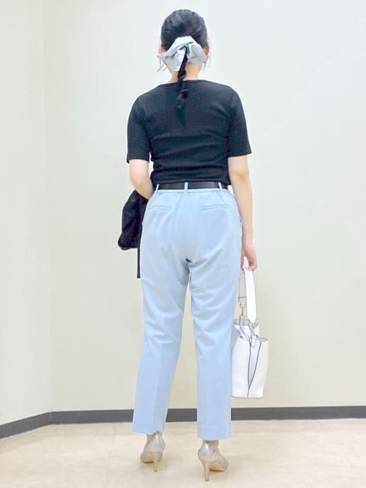 ホワイト系のシャツ/ブラウス、ブラック系のTシャツ/カットソー、ブルー系のシャツ/ブラウスを着用したレディースの冬コーディネートの3枚目の写真