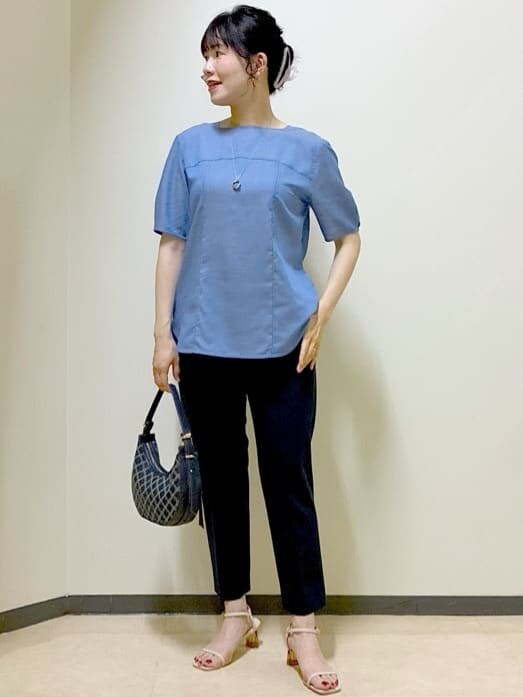 グレー系のカーディガン/ボレロ、ブルー系のシャツ/ブラウス、ブルー系のその他パンツを着用したレディースの夏コーディネートの9枚目の写真