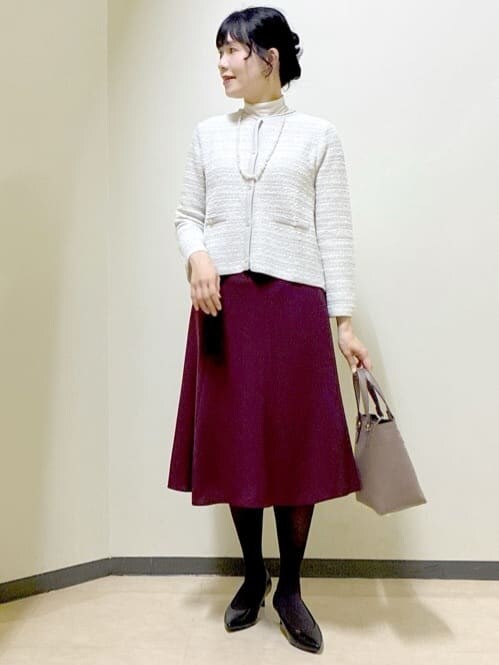 グレー系のカーディガン/ボレロ、ベージュ系のニット/セーター、レッド系のスカートを着用したレディースの冬コーディネートの7枚目の写真