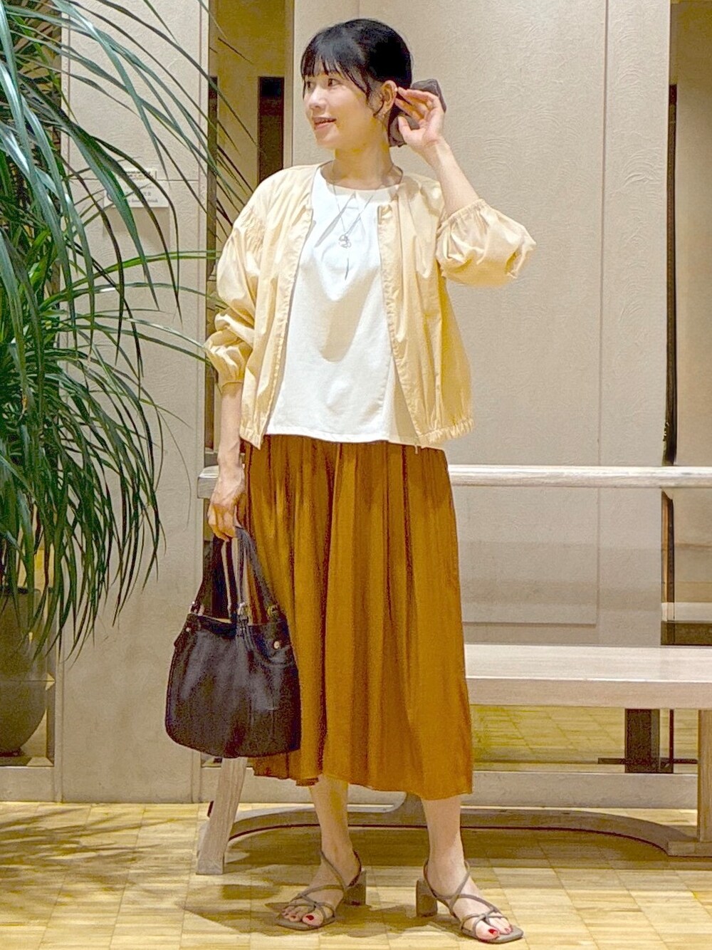 ホワイト系のTシャツ/カットソー、レッド系のその他パンツ、ベージュ系のブルゾンを着用したレディースの夏コーディネートの9枚目の写真