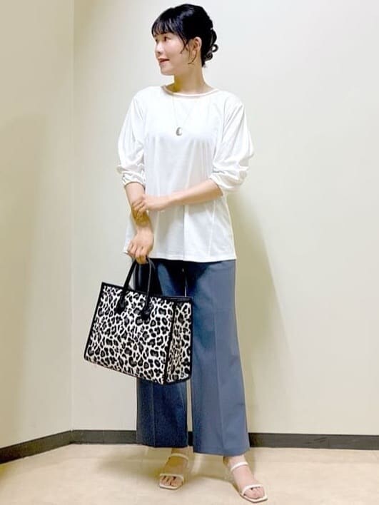 ホワイト系のTシャツ/カットソー、ブルー系のその他パンツ、ブルー系のTシャツ/カットソーを着用したレディースの夏コーディネートの7枚目の写真