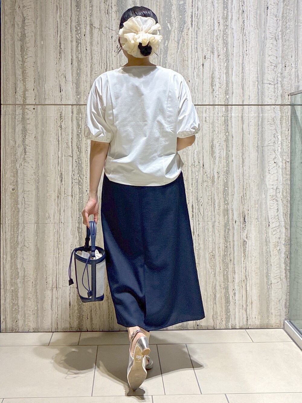 ホワイト系のTシャツ/カットソー、イエロー系のカーディガン/ボレロ、ブルー系のスカートを着用したレディースの夏コーディネートの3枚目の写真