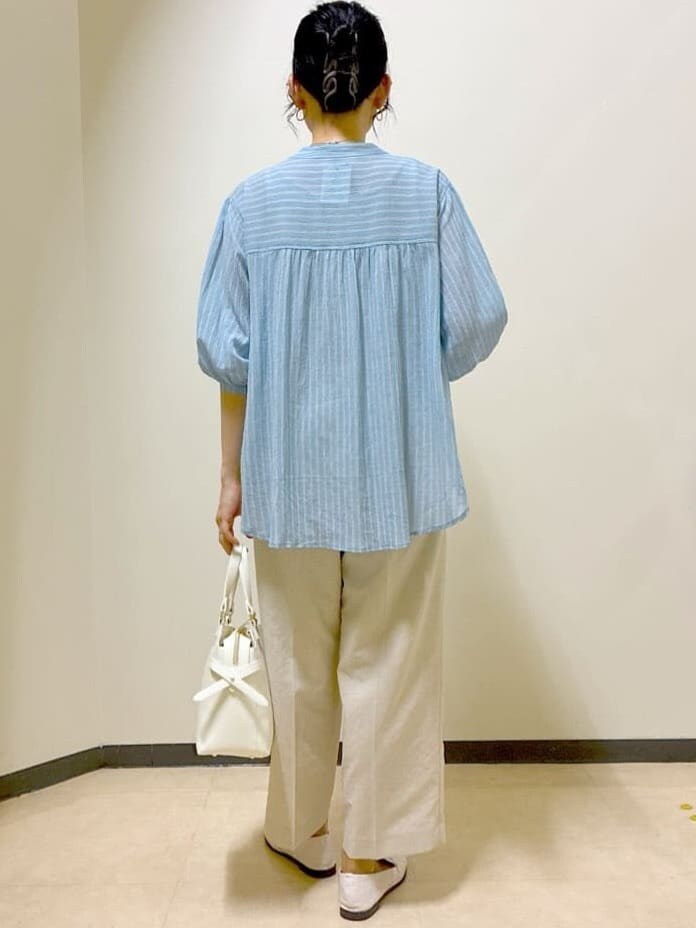 ブルー系のシャツ/ブラウス、ベージュ系のその他パンツ、ホワイト系のTシャツ/カットソーを着用したレディースの夏コーディネートの3枚目の写真