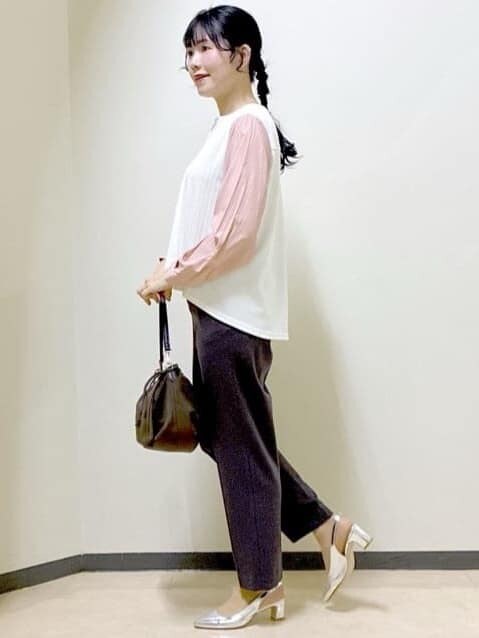 ホワイト系のTシャツ/カットソー、ブラウン系のその他パンツ、ブラウン系のショルダーバッグを着用したレディースの冬コーディネートの2枚目の写真