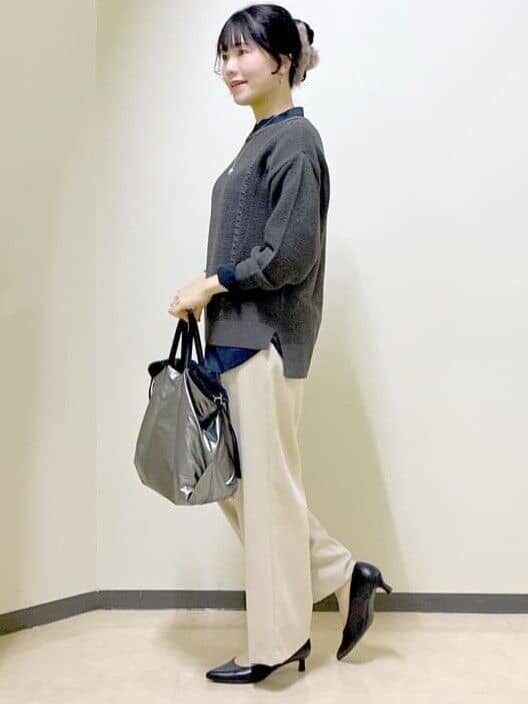 グレー系のニット/セーター、ブルー系のシャツ/ブラウス、ベージュ系のその他パンツを着用したレディースの冬コーディネートの2枚目の写真