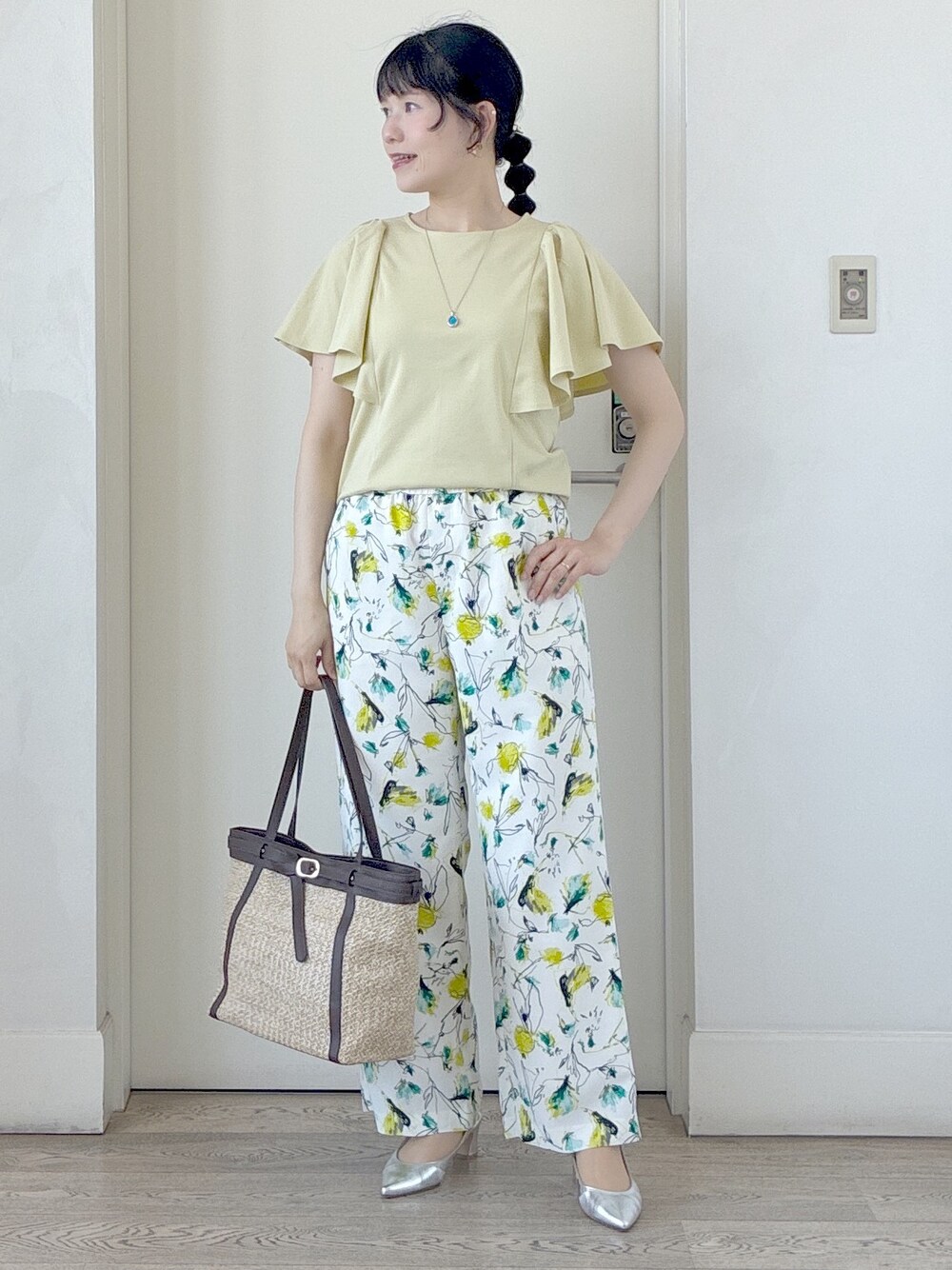 イエロー系のTシャツ/カットソー、ベージュ系のその他パンツ、イエロー系のトートバッグを着用したレディースの夏コーディネートの7枚目の写真