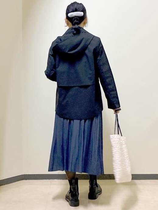 ブラック系のブルゾン、グレー系のニット/セーター、ブルー系のその他パンツを着用したレディースの冬コーディネートの3枚目の写真