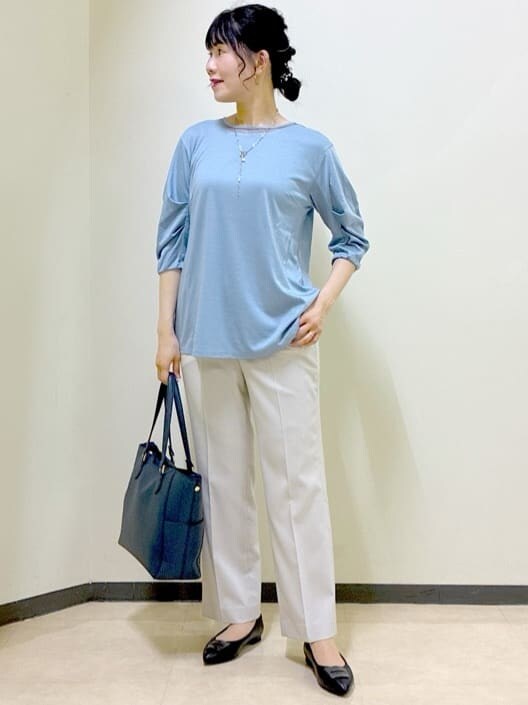 ブラック系のブルゾン、ブルー系のTシャツ/カットソー、ベージュ系のその他パンツを着用したレディースの秋コーディネートの9枚目の写真