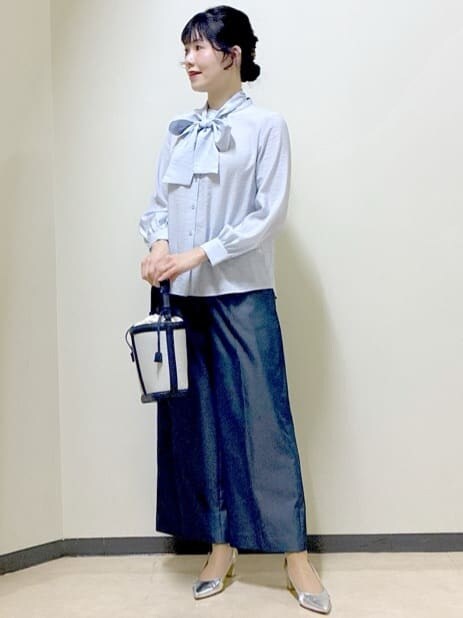 ブルー系のシャツ/ブラウス、ブラック系のニット/セーター、ブルー系のその他パンツを着用したレディースの冬コーディネートの7枚目の写真