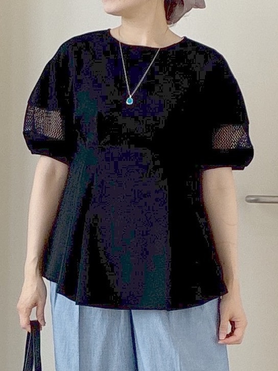 ブラック系のTシャツ/カットソー、ブルー系のその他パンツ、ブラック系のトートバッグを着用したレディースの夏コーディネートの10枚目の写真