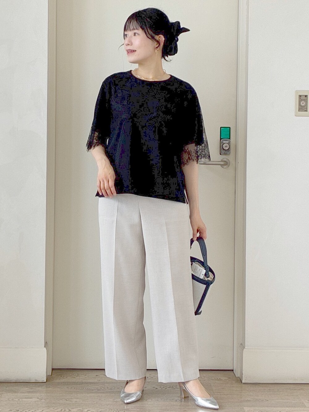 ブラック系のTシャツ/カットソー、ベージュ系のその他パンツ、ホワイト系のカーディガン/ボレロを着用したレディースの夏コーディネートの5枚目の写真
