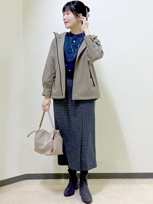 グリーン系のブルゾン、ブルー系のシャツ/ブラウス、グレー系のスカートを着用したレディースの冬コーディネートの5枚目の写真