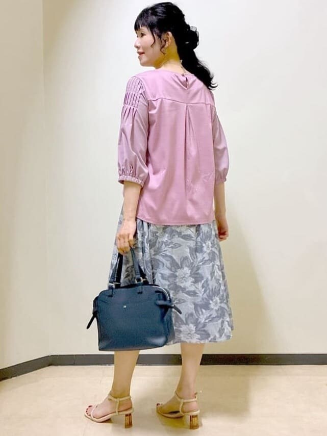 ピンク系のシャツ/ブラウス、ブルー系のスカート、ブルー系のトートバッグを着用したレディースの夏コーディネートの4枚目の写真