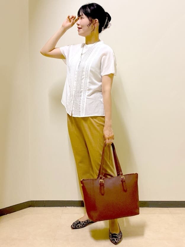 ホワイト系のシャツ/ブラウス、イエロー系のその他パンツ、ブラウン系のトートバッグを着用したレディースの秋コーディネートの5枚目の写真