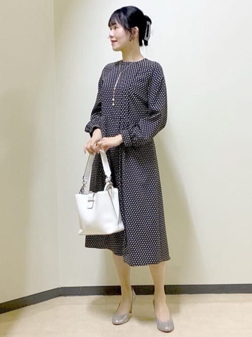 ベージュ系のワンピース、グリーン系のカーディガン/ボレロ、ホワイト系のトートバッグを着用したレディースの春コーディネートの8枚目の写真