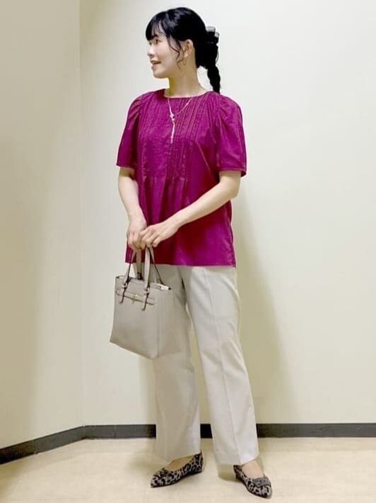 ピンク系のシャツ/ブラウス、ベージュ系のその他パンツ、ベージュ系のハンドバッグを着用したレディースの秋コーディネートの5枚目の写真