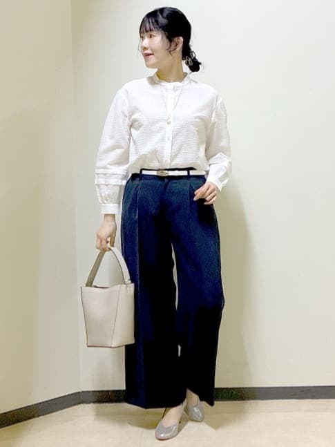 グリーン系のノーカラージャケット、ブルー系のその他パンツ、パープル系のカーディガン/ボレロを着用したレディースの春コーディネートの10枚目の写真