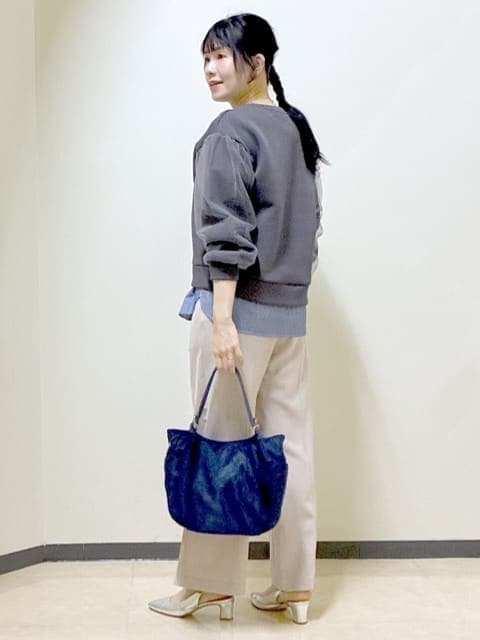 ベージュ系のその他パンツ、ブルー系のTシャツ/カットソー、ブルー系のその他パンツを着用したレディースの春コーディネートの4枚目の写真