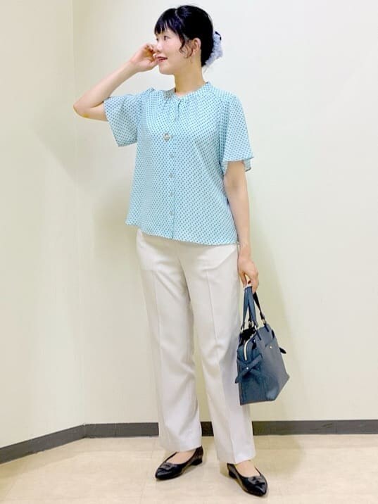 ブルー系のシャツ/ブラウス、ベージュ系のその他パンツ、ブルー系のトートバッグを着用したレディースの夏コーディネートの5枚目の写真