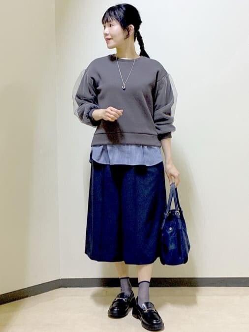ベージュ系のその他パンツ、ブルー系のTシャツ/カットソー、ブルー系のその他パンツを着用したレディースの春コーディネートの7枚目の写真