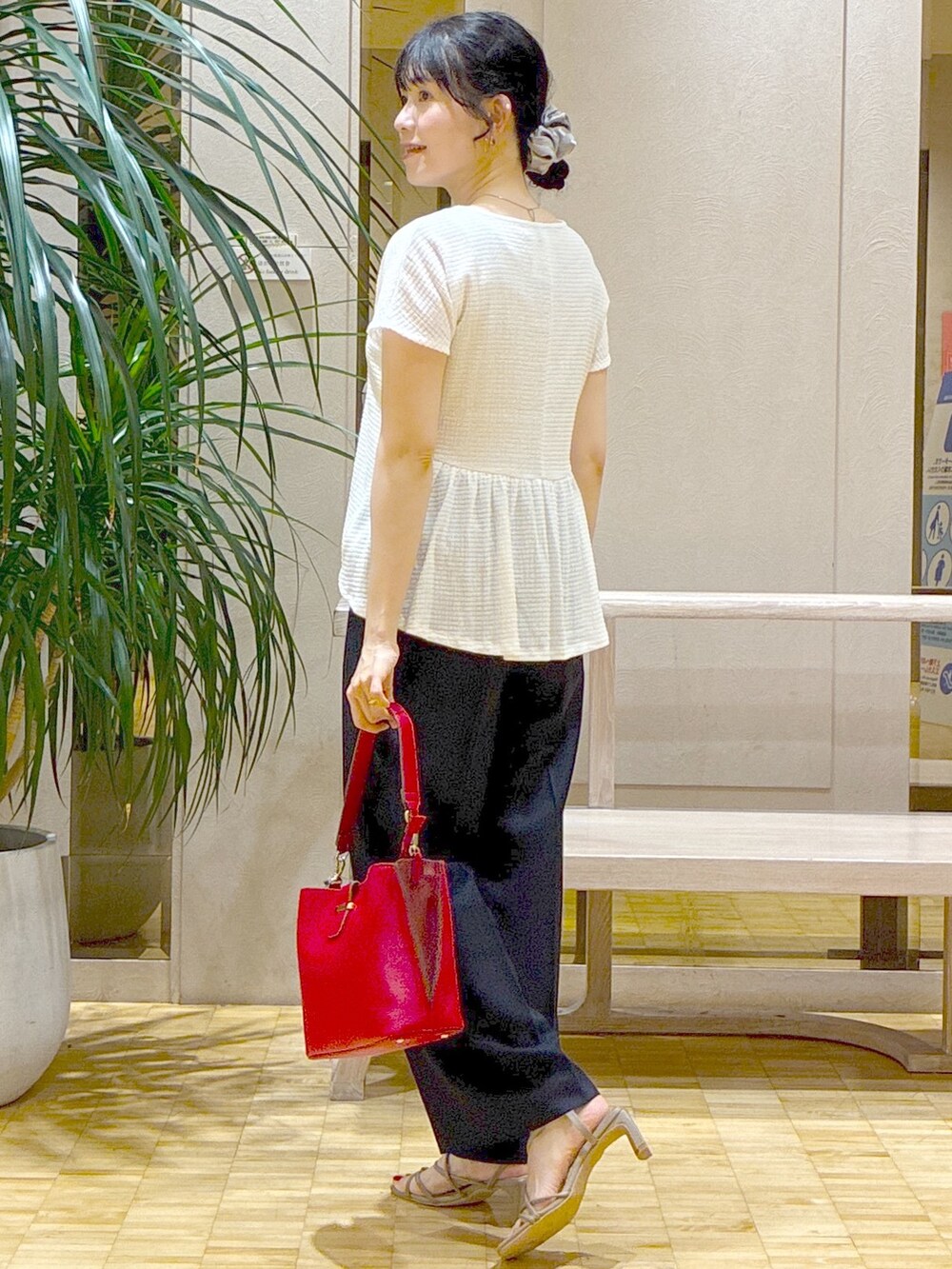 ホワイト系のTシャツ/カットソー、ブルー系のその他パンツ、レッド系のトートバッグを着用したレディースの夏コーディネートの4枚目の写真
