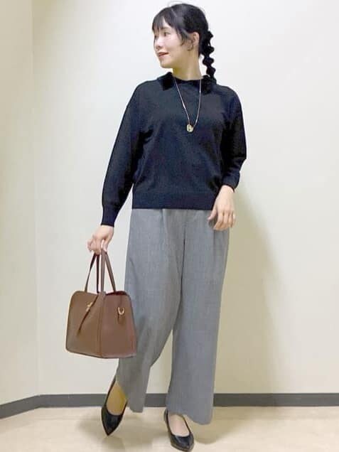 ブラック系のニット/セーター、グレー系のその他パンツ、ブラウン系のボストンバッグを着用したレディースの冬コーディネートの6枚目の写真