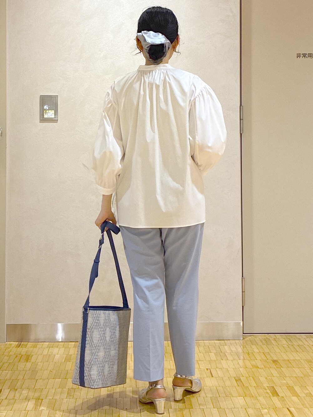 ブラック系のカーディガン/ボレロ、ホワイト系のシャツ/ブラウス、ベージュ系のタンクトップを着用したレディースの春コーディネートの3枚目の写真