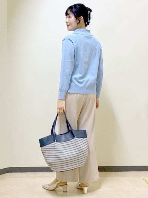 ブルー系のニット/セーター、ベージュ系のその他パンツ、ブルー系のブルゾンを着用したレディースの春コーディネートの4枚目の写真