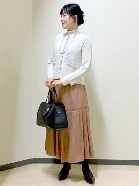 グレー系のカーディガン/ボレロ、ベージュ系のニット/セーター、レッド系のスカートを着用したレディースの冬コーディネートの7枚目の写真