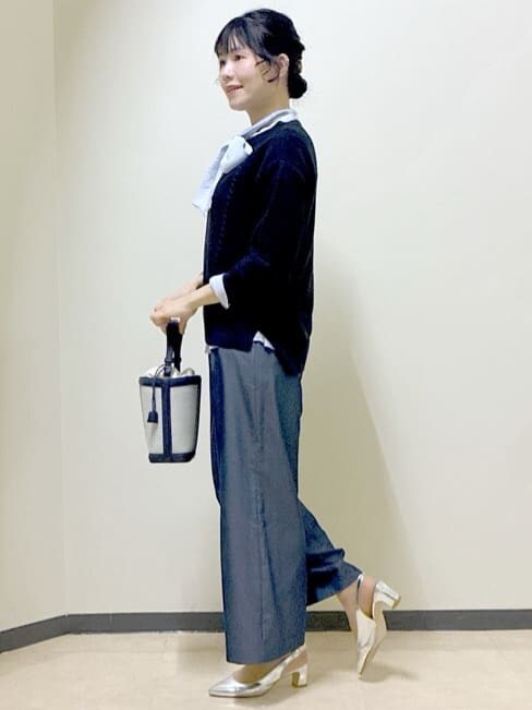 ブルー系のシャツ/ブラウス、ブラック系のニット/セーター、ブルー系のその他パンツを着用したレディースの冬コーディネートの10枚目の写真
