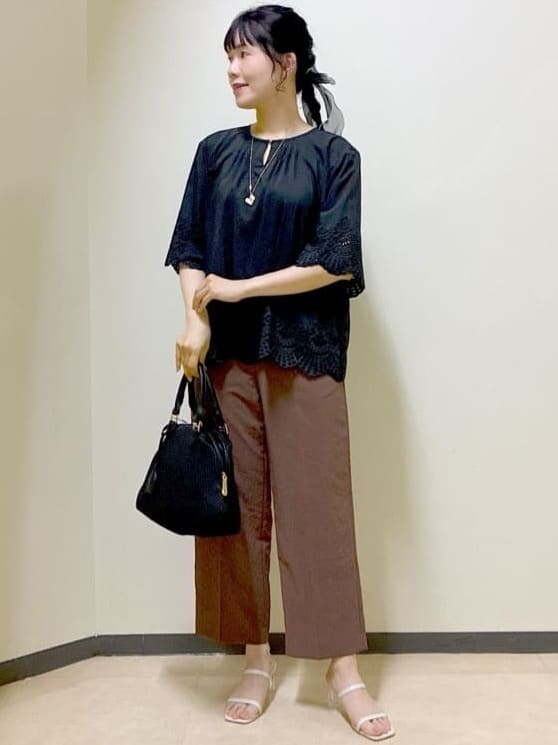 ブラック系のシャツ/ブラウス、ブラウン系のその他パンツ、ブラック系のショルダーバッグを着用したレディースの夏コーディネートの8枚目の写真