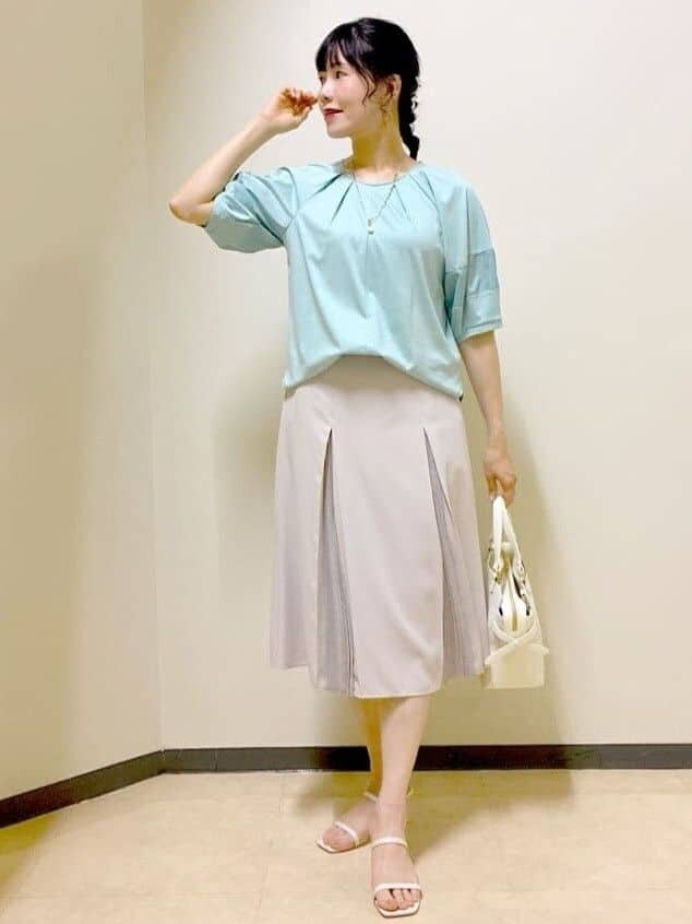 グリーン系のTシャツ/カットソー、ベージュ系のスカート、ブルー系のTシャツ/カットソーを着用したレディースの夏コーディネートの5枚目の写真