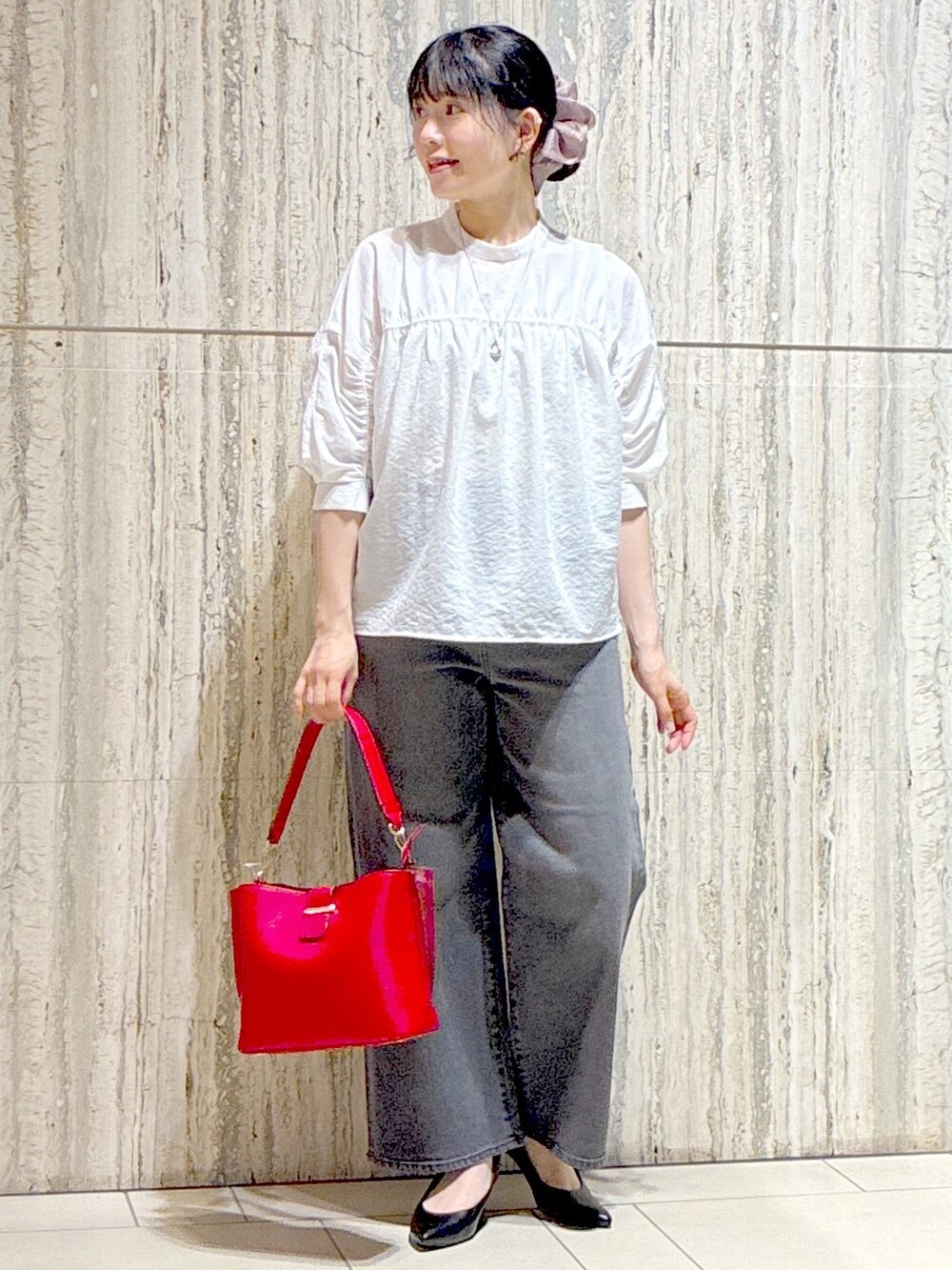 ホワイト系のシャツ/ブラウス、ピンク系のシャツ/ブラウス、ブラック系のデニムパンツを着用したレディースの秋コーディネートの5枚目の写真