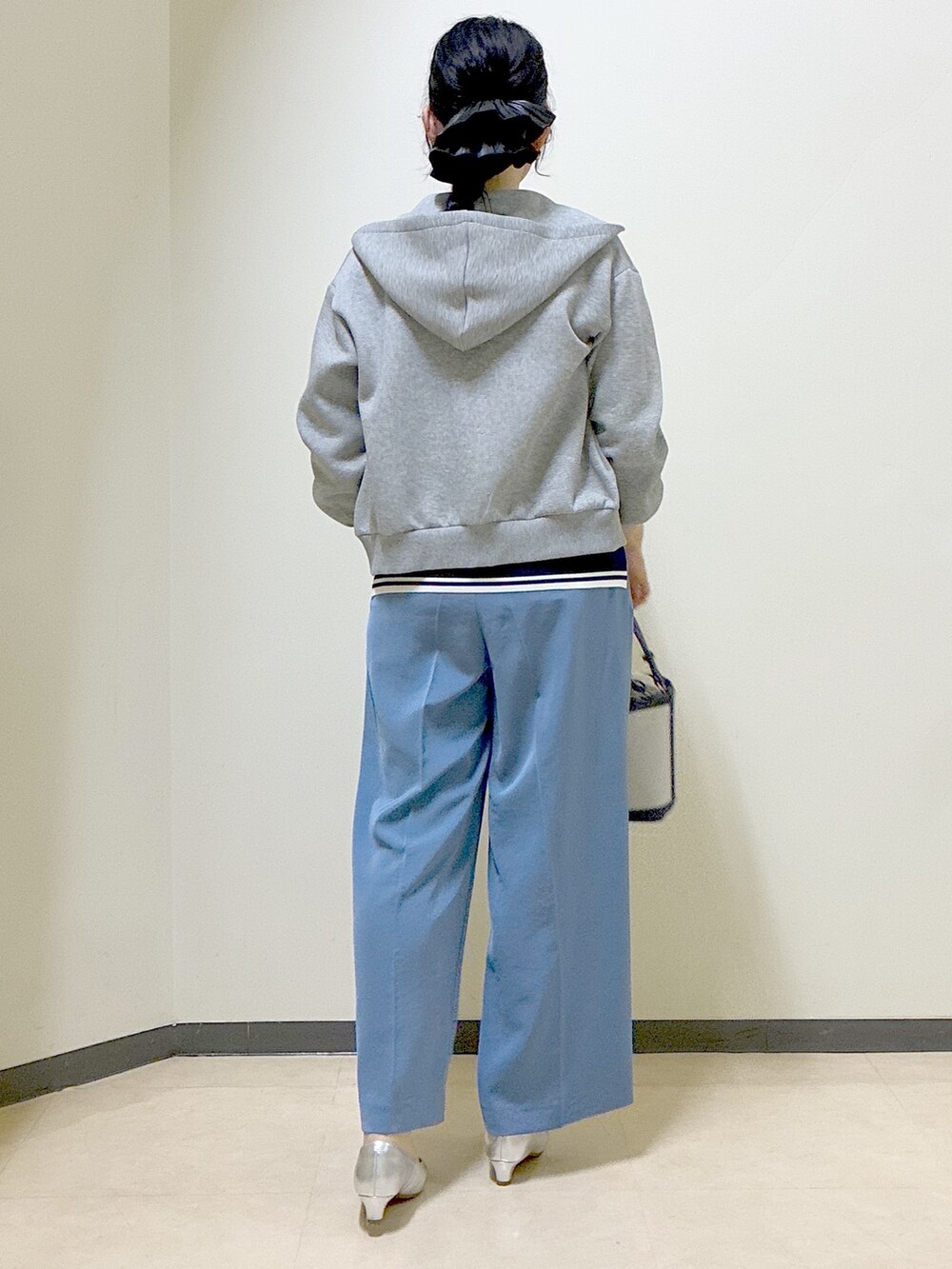 ベージュ系のノーカラージャケット、ブルー系のその他パンツ、ブルー系のニット/セーターを着用したレディースの春コーディネートの3枚目の写真