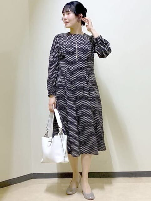 ベージュ系のワンピース、グリーン系のカーディガン/ボレロ、ホワイト系のトートバッグを着用したレディースの春コーディネートの6枚目の写真