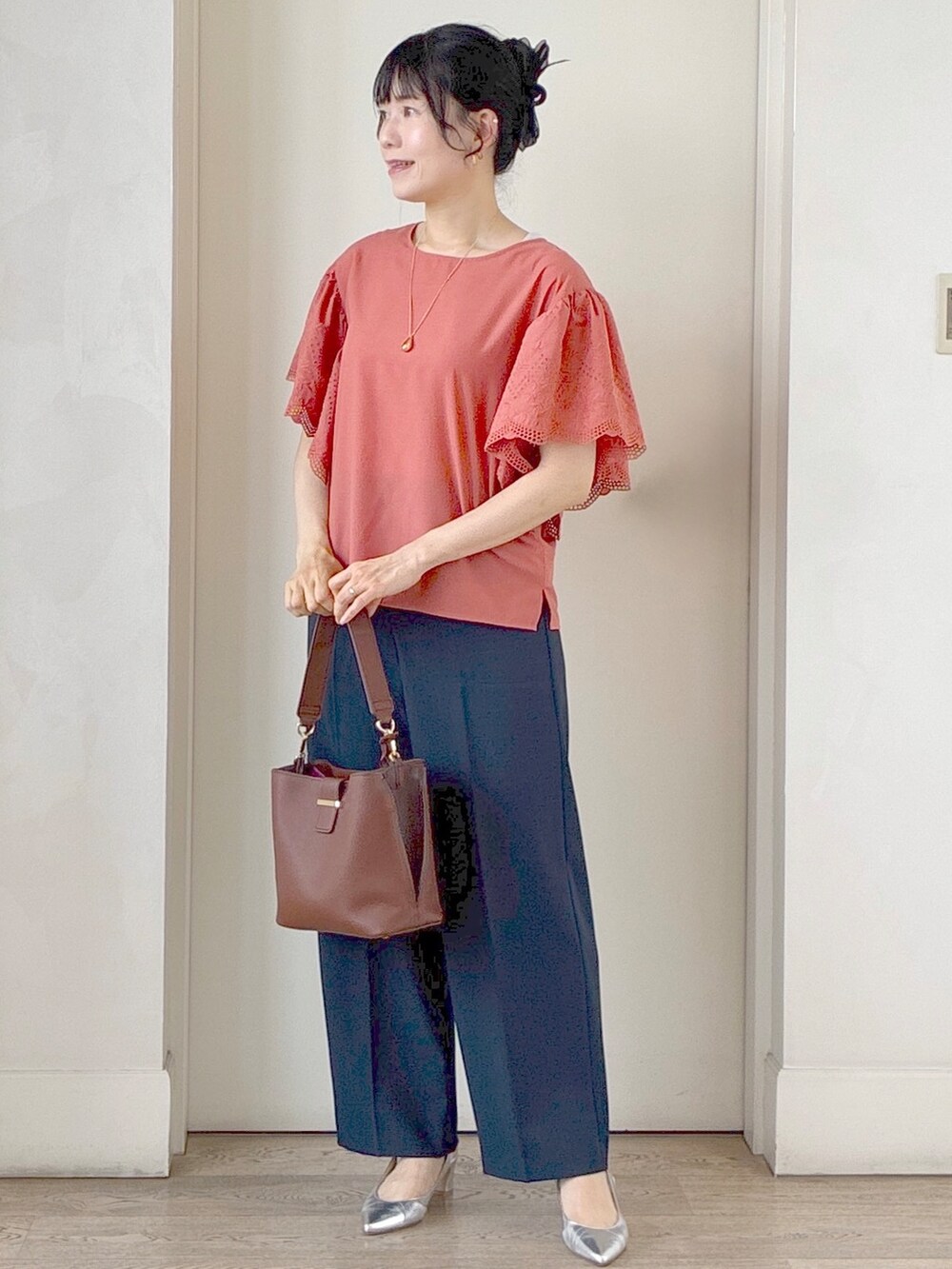 レッド系のシャツ/ブラウス、ブルー系のその他パンツ、ブラウン系のトートバッグを着用したレディースの夏コーディネートの8枚目の写真