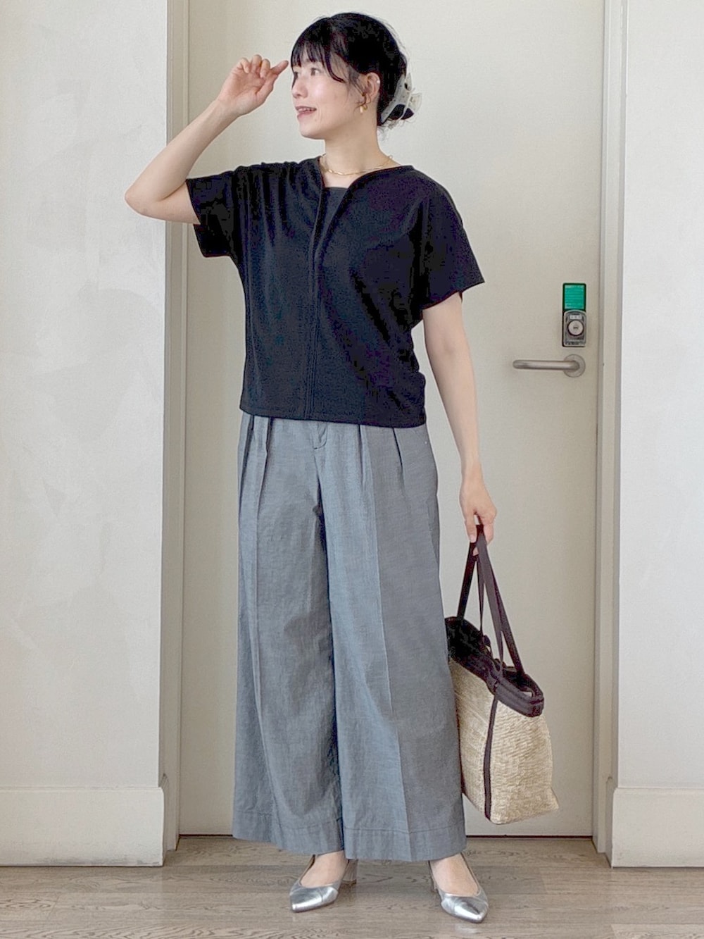 ホワイト系のカーディガン/ボレロ、ブラック系のTシャツ/カットソー、ブラック系のその他パンツを着用したレディースの夏コーディネートの6枚目の写真