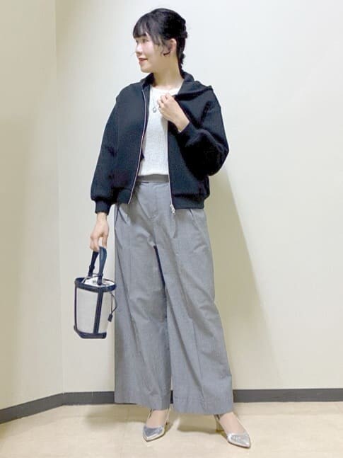 ブルー系のパーカー、ホワイト系のTシャツ/カットソー、ブラック系のタンクトップを着用したレディースの冬コーディネートの10枚目の写真