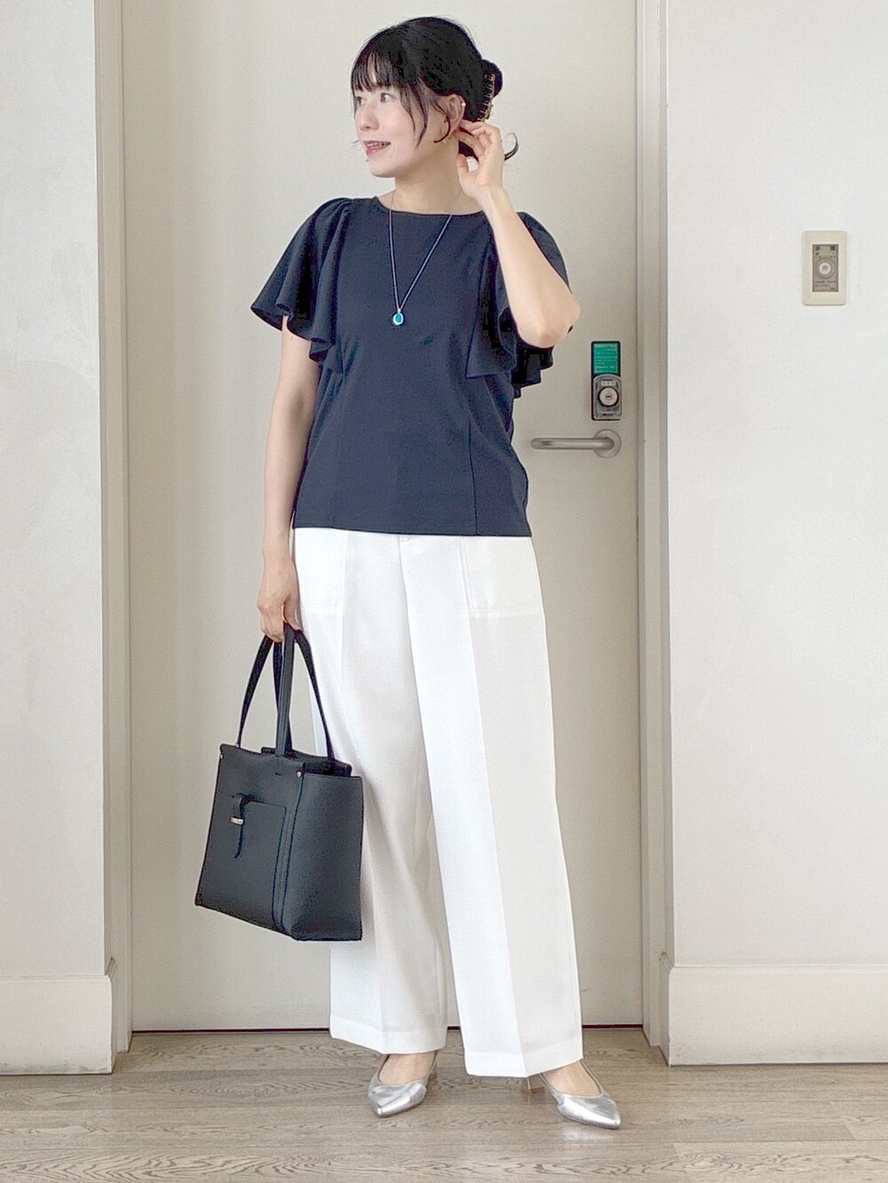 ブルー系のTシャツ/カットソー、ホワイト系のその他パンツ、ブルー系のテーラードジャケットを着用したレディースの夏コーディネートの7枚目の写真