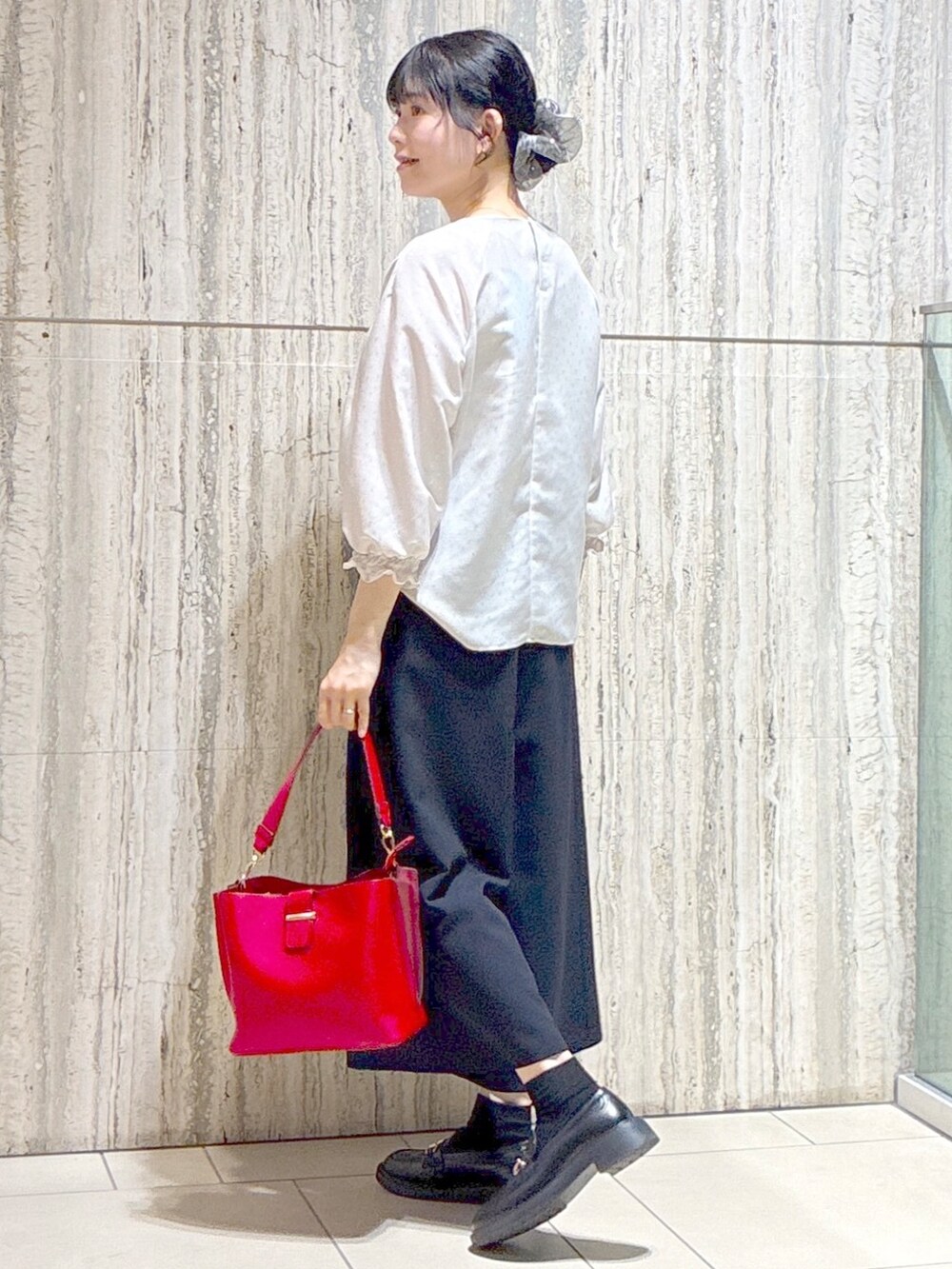 ベージュ系のシャツ/ブラウス、ブルー系のその他パンツ、レッド系のトートバッグを着用したレディースの秋コーディネートの4枚目の写真