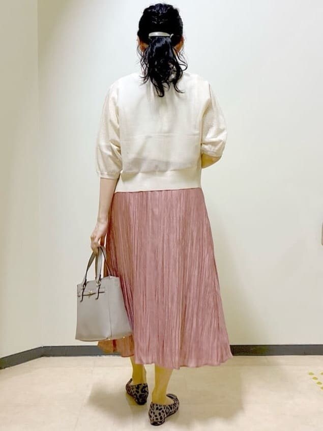 ベージュ系のカーディガン/ボレロ、ホワイト系のTシャツ/カットソー、ピンク系のスカートを着用したレディースの秋コーディネートの3枚目の写真